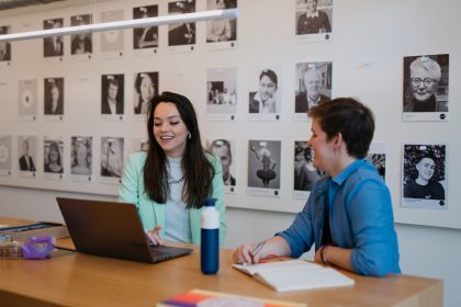 COC leden zitten samen aan een tafel met een bedrijf om te praten over een samenwerking over inclusiviteit