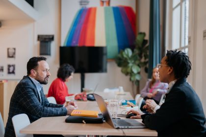 COC leden zitten samen aan een tafel om te praten over de mogelijkheden van een samenwerking over inclusiviteit