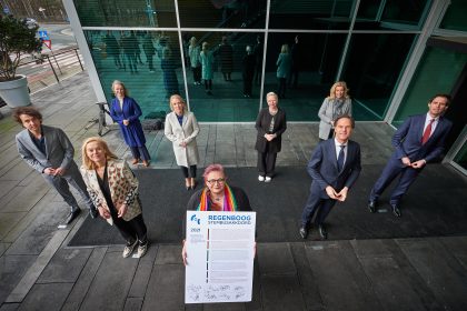 Lijstrekkers tekenen in 2021 een Stembusakkoord met het COC, waarin ze beloven wetgeving en beleid te verbeteren – foto: Geert van Tol