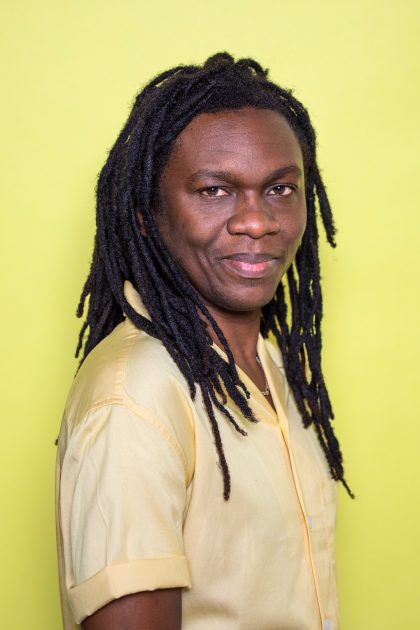 We zien Sonny Jermain, een vrijwilliger bij COC Limburg.