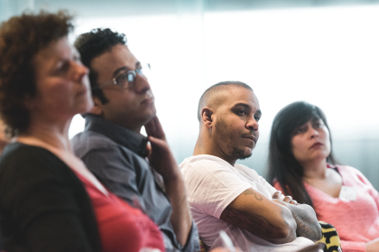 deelnemers luisteren op conferentie van COC over empowerment voor biculturele lhbti+ personen