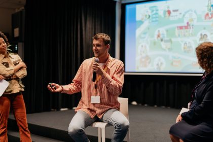 COC leden zijn bij een school aanwezig om te praten over lhbti+