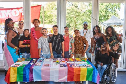 COC leden van respect2love empowerment achter lbhti+ vlag.