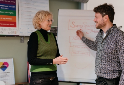 COC leden zijn op bezoek bij een bedrijf om te praten over inclusiviteit